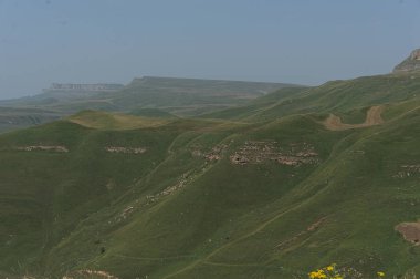 Gümbaşı, 2000 m.'nin üzerinde bir yükseklikte rus kafkasyasında, yeşil çayır manzarasında
