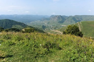 Gümbaşı, 2000 m.'nin üzerinde bir yükseklikte rus kafkasyasında, yeşil çayır manzarasında