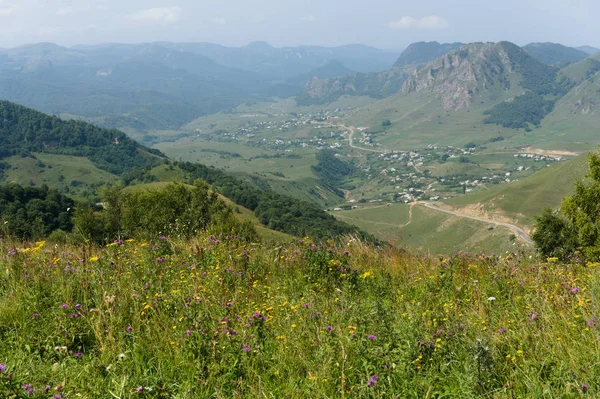 村庄在高加索山区，绿色景观附近的埃尔布鲁斯山在贡巴什山口 — 图库照片