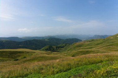 Gümbaşı, 2000 m.'nin üzerinde bir yükseklikte rus kafkasyasında, yeşil çayır manzarasında