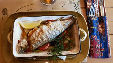 Balık yemek - kızarmış balık ve sebze