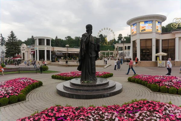 Monument av Saint Nicholas i pedestrean är av kislowodsk — Stockfoto