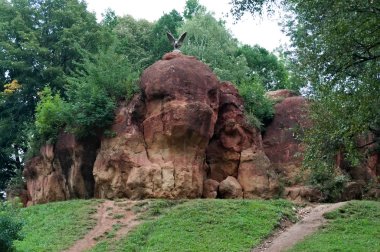 Kislovodsk. Kırmızı bir kaya üzerinde Ulusal şehir rekreasyon Park kartal heykel