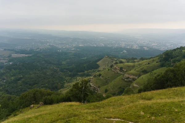 Pelouse verte paysage de colline d'herbe dans les montagnes du caucase près de kislowodsk — Photo