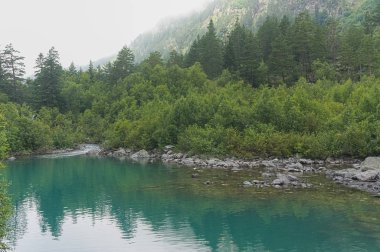 Karaçay-Çerkesya'daki Baduk gölleri. Rusya. Dombay 2019