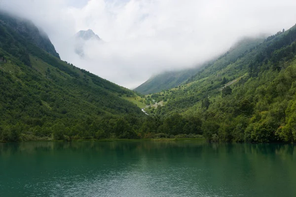 Jezior baduk w Karachay-Cherkessia. Rosja. 2019 w Dombay — Zdjęcie stockowe