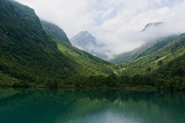 Laghi Baduk a Karachay-Cherkessia. Russia. Dombay 2019 — Foto Stock