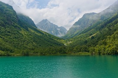 Karaçay-Çerkesya'daki Baduk gölleri. Rusya. Dombay 2019