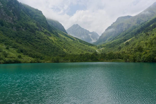 Jezior baduk w Karachay-Cherkessia. Rosja. 2019 w Dombay — Zdjęcie stockowe