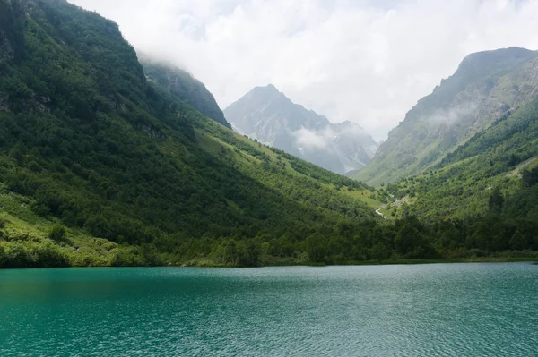 Jezior baduk w Karachay-Cherkessia. Rosja. 2019 w Dombay — Zdjęcie stockowe