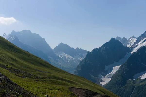 Montanha pico em preto, coberto com geleiras e neve. Dombay, Rússia — Fotografia de Stock