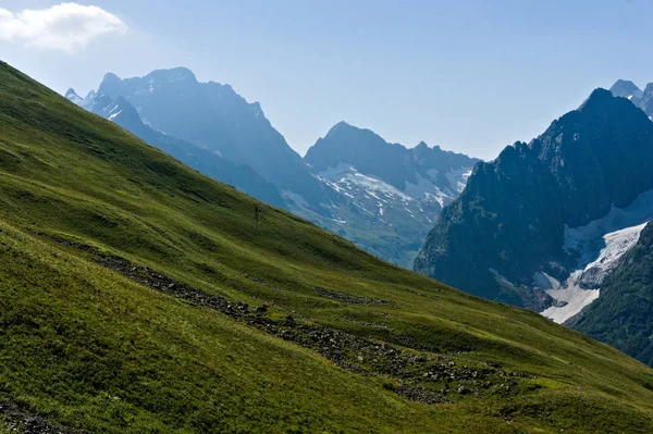 Montanha pico em preto, coberto com geleiras e neve. Dombay, Rússia — Fotografia de Stock