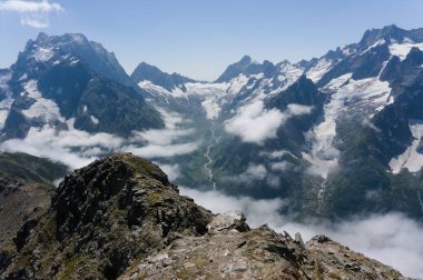 Siyah lar içinde, buzullar ve karla kaplı dağ zirvesi. Dombay, Rusya Federasyonu