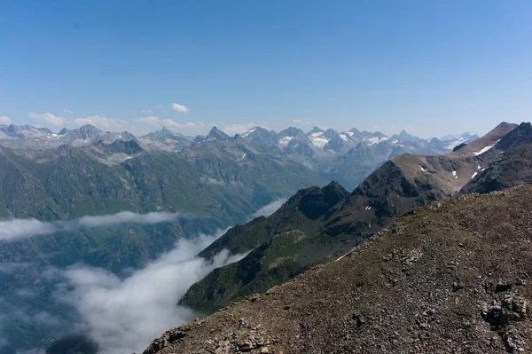 Verão paisagens de montanha de Karachay Cherkessia, Dombay, Cáucaso Ocidental . — Fotografia de Stock