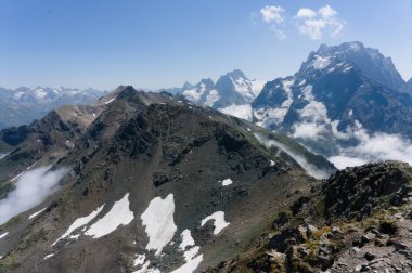 Siyah lar içinde, buzullar ve karla kaplı dağ zirvesi. Dombay, Rusya Federasyonu
