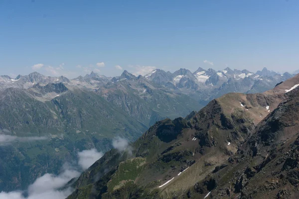 Panorama do cume caucasiano e Elbrus visto de um pico perto de dombay, 2019 — Fotografia de Stock