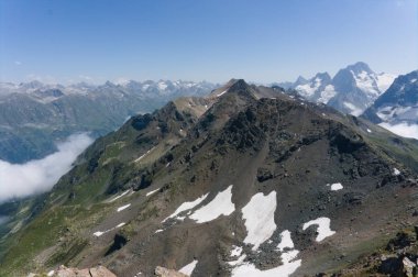 Siyah lar içinde, buzullar ve karla kaplı dağ zirvesi. Dombay, Rusya Federasyonu