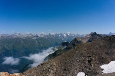 Kafkas sırtı ve Elbrus panoraması Dombay yakınlarındaki bir zirveden izlendi, 2019