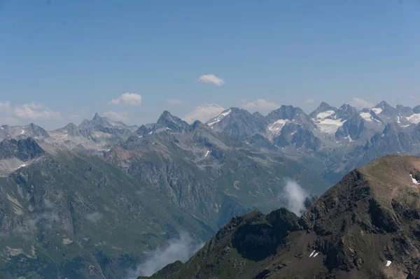 Panorama kaukaskiego grzbietu i Elbrus oglądane z szczytu w pobliżu Dombay, 2019 — Zdjęcie stockowe
