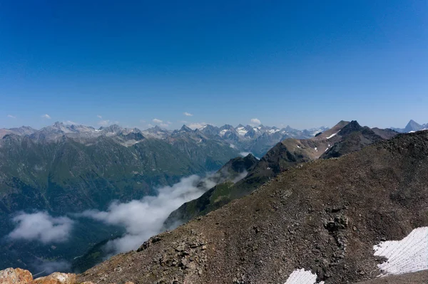 Panorama kaukaskiego grzbietu i Elbrus oglądane z szczytu w pobliżu Dombay, 2019 — Zdjęcie stockowe