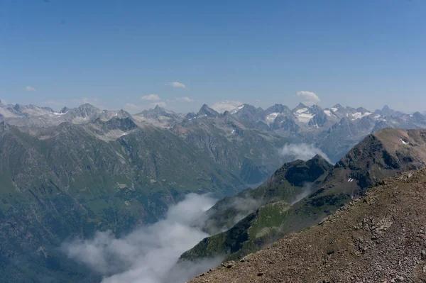 高加索山脊和埃尔布鲁斯全景从多贝附近的山峰观看，2019年 — 图库照片