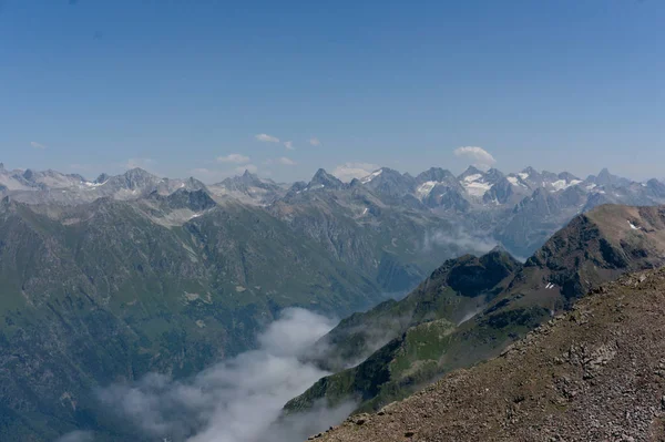 Panorama de la crête caucasienne et d'Elbrus vu depuis un pic près de dombay, 2019 — Photo