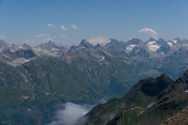 Panorama de la crête caucasienne et d'Elbrus vu depuis un pic près de dombay, 2019 — Photo