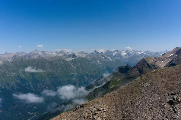 Panorama de la crête caucasienne et d'Elbrus vu depuis un pic près de dombay, 2019 — Photo