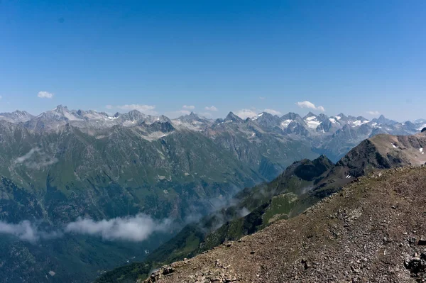 2019年、ドンベイ付近の山頂から見た白人尾根とエルブルスのパノラマ — ストック写真