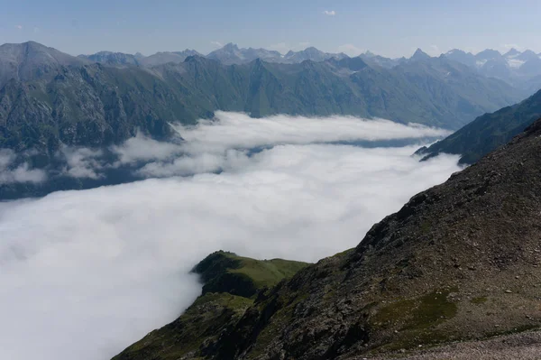 Acima das Nuvens nas montanhas do Cáucaso — Fotografia de Stock