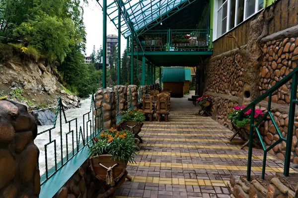 DOMBAY, RÚSSIA hotéis e camping em Dombay resort aldeia perto do rio em Teberda Reserva Natural no Cáucaso Montanhas em Karachay-Cherkessia região da Rússia — Fotografia de Stock