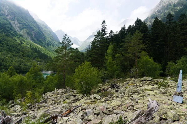 Гірський ландшафт, озеро і гірський хребет. Домбей — стокове фото