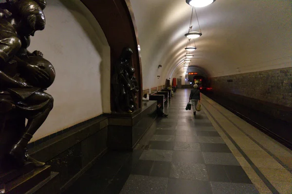 Tunnelbanestation Ploschad Revolyutsii i Moskva, Ryssland. Vacker utsikt över Moskvas tunnelbana interiör med statyer. Innanför den historiska Moskvas tunnelbana, 2019 augusti — Stockfoto