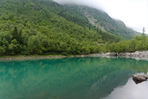 Lagos de Baduk en Karachay-Cherkessia. Rusia. Dombay, imagen original en bruto —  Fotos de Stock