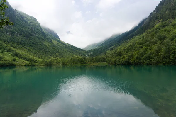 Jezior baduk w Karachay-Cherkessia. Rosja. Dombay, surowe oryginalne zdjęcie — Zdjęcie stockowe
