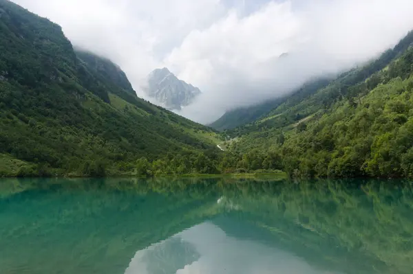 Jezior baduk w Karachay-Cherkessia. Rosja. Dombay, surowe oryginalne zdjęcie — Zdjęcie stockowe