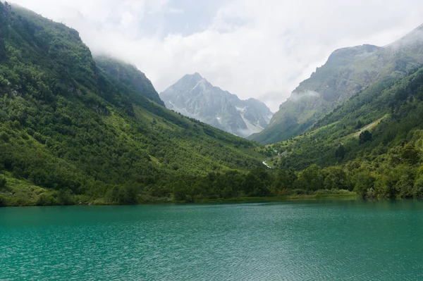 Jezior baduk w Karachay-Cherkessia. Rosja. Dombay, surowe oryginalne zdjęcie — Zdjęcie stockowe