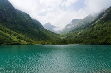 Karaçay-Çerkesya'daki Baduk gölleri. Rusya. Dombay, ham orijinal resim