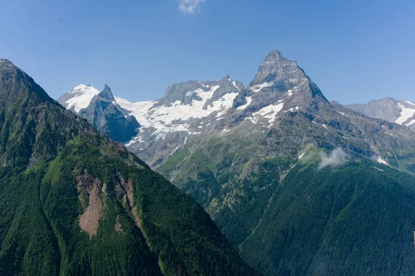 Noordelijke Grote Kaukasus bergen in de buurt van dombay met gletsjers en sneeuw in augustus 2019, originele RAW Picture — Stockfoto