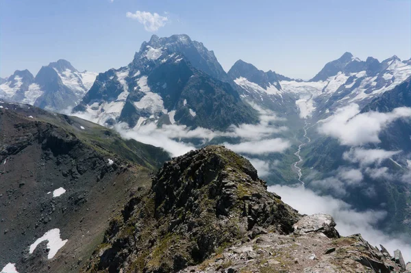 Norte de las grandes montañas del Cáucaso cerca de dombay con glaciares y nieve en agosto 2019, imagen cruda original —  Fotos de Stock