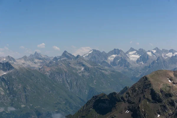 Nördliche große Kaukasusberge bei Dombay mit Gletschern und Schnee im August 2019, original Rohbild — Stockfoto
