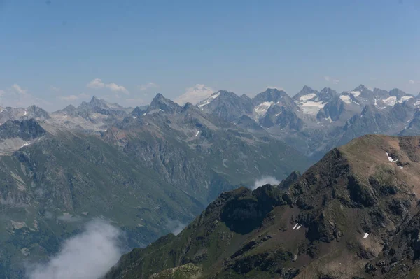 北大高加索山脉附近的多贝与冰川和雪在2019年8月，原始原始图片 — 图库照片