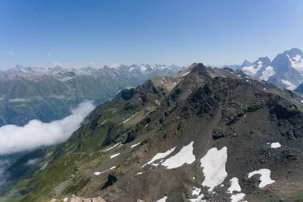 北大高加索山脉附近的多贝与冰川和雪在2019年8月，原始原始图片 — 图库照片