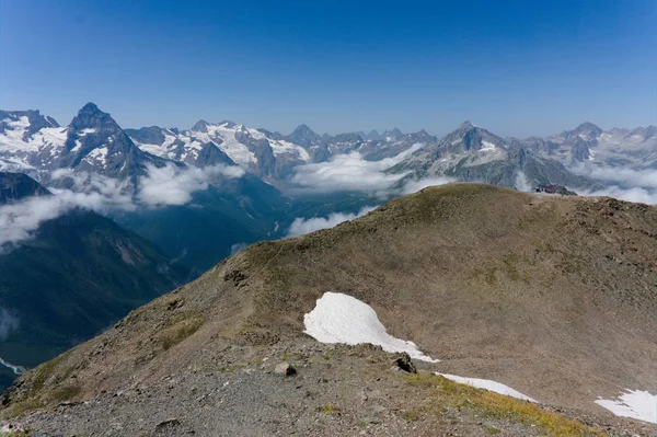 北大高加索山脉附近的多贝与冰川和雪在2019年8月，原始原始图片 — 图库照片