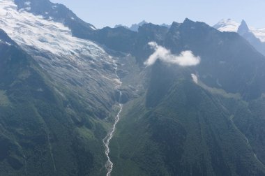 Dombay Dağı deresi buzullardan vadiye akıyor, ham orijinal, Ağustos 2019