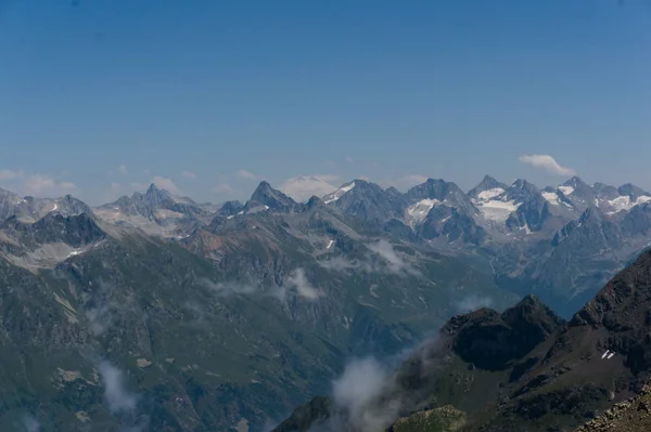 Panorama kaukaskiego grzbietu i Elbrus oglądane z szczytu w pobliżu Dombay, 2019, RAW Original — Zdjęcie stockowe