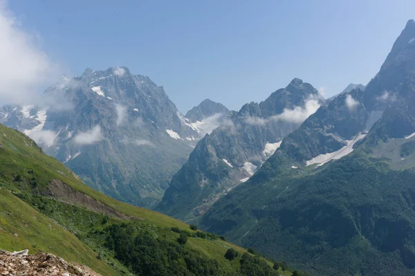 Montanhas do Cáucaso do Norte perto de dombay com geleiras e neve em agosto de 2019, foto bruta original — Fotografia de Stock