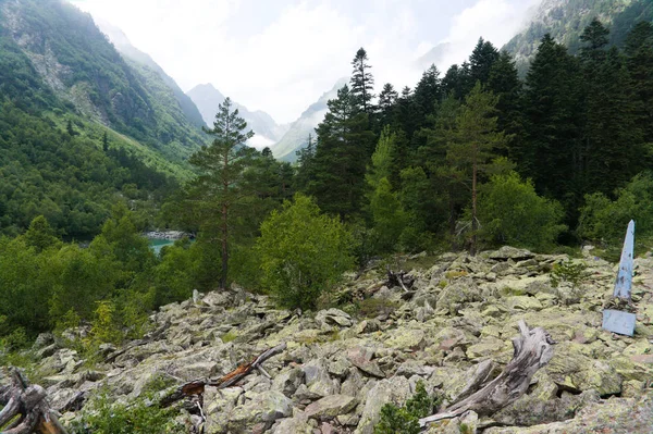 Paisaje de montaña, lago y cordillera. Dombay, Cáucaso septentrional, crudo original —  Fotos de Stock