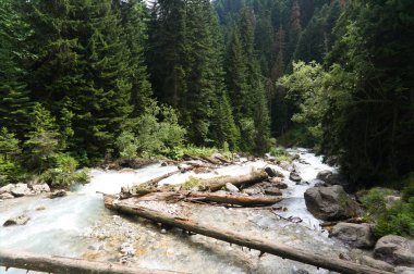 Dağ manzarası, göl ve dağ sırası. Dombay, kuzey kafkasya, ham orijinal