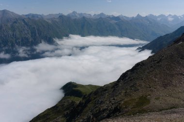 Kafkasya'nın kuzeyinde dombay yakınlarındaki dağ gözcülerinden manzaraya yürüyüş yaparak veya teleferik ile ulaşılabilir, ham orijinal